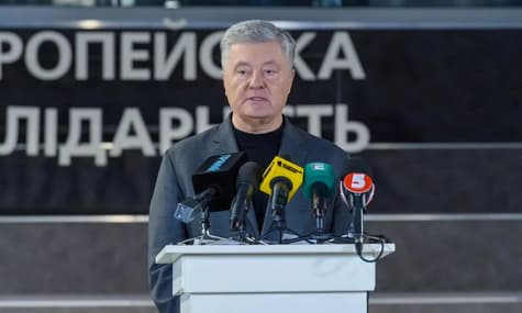 Порошенко подав у суд на прикордонників та Корнієнка через недопуск за кордон