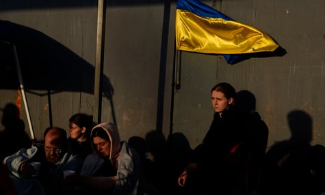 El Pais пишет, что Киев хочет сокращения выплат для украинских беженцев. Власть отрицает