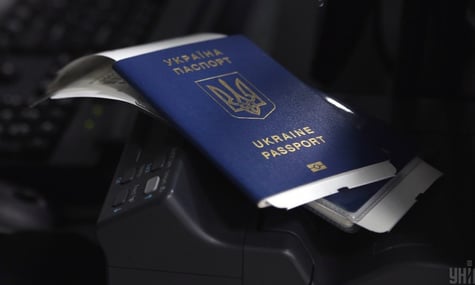 Украинцам упростили получение консульских услуг за границей. Что нового?