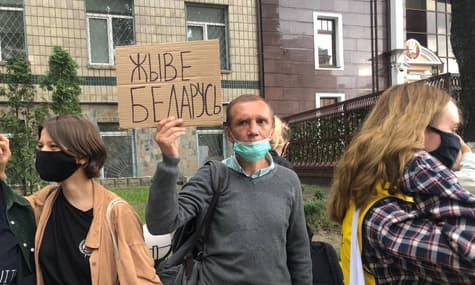 Під посольством Білорусі в Україні вимагають звільнити Рєуцького та Васильєва (НАЖИВО)
