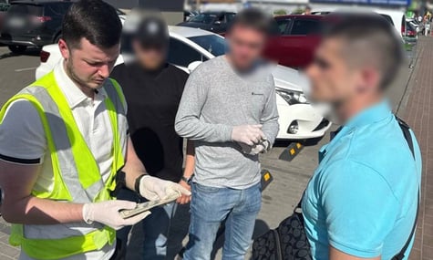 СБУ: Посадовця КМДА викрили на хабарі у 15 тисяч доларів — «продавав» дозволи на землю в Києві