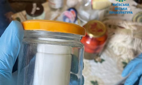 У Києві чоловік рік підсипав отруту дружині, з якою прожив 20 років. Жінка померла