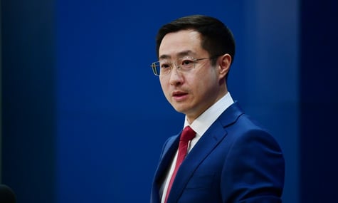 Пекин отверг обвинения Зеленского в поставке оружия россии