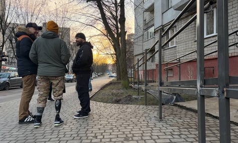 Во Львове жители многоэтажки угрожали спилить пандус, установленный для военного. Почему?