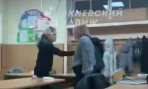 У Києві вчителька й учениця влаштували штовханину в школі. Туди прийшла поліція