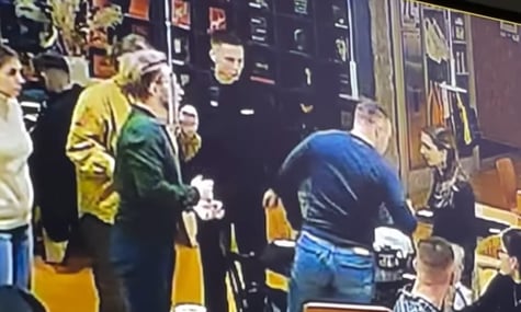 В Киеве девушка сделала замечание мужчинам, которые говорили на русском. Те ответили агрессивно (ДОПОЛНЕНО)