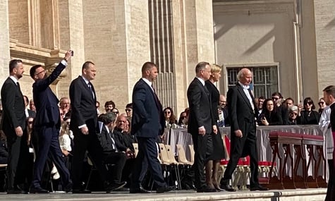 Перед похороном Папи кілька європейських політиків зробили селфі. Їх розкритикували