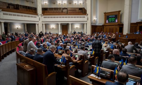 Рада продовжила воєнний стан і мобілізацію. Депутат ЄС Гончаренко єдиний проголосував проти (ДОПОВНЕНО)